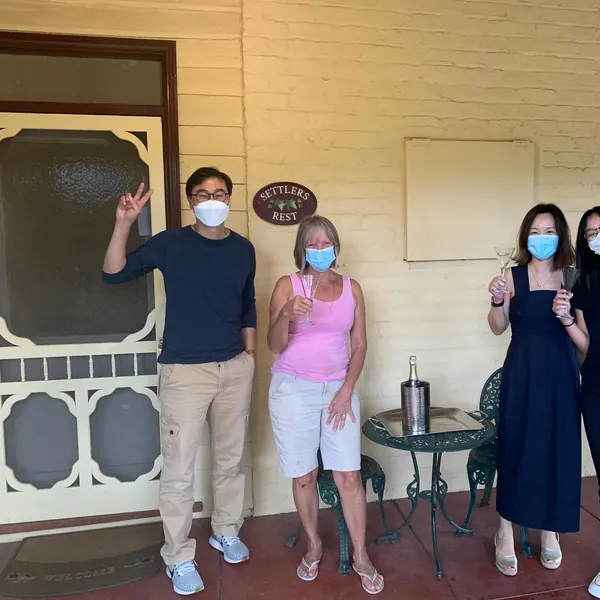 We are so excited to welcome back our first guests from Singapore this evening after a long two year Covid gap.  Such a memorable day, not only for Settlers Rest Farmstay but the return of internation